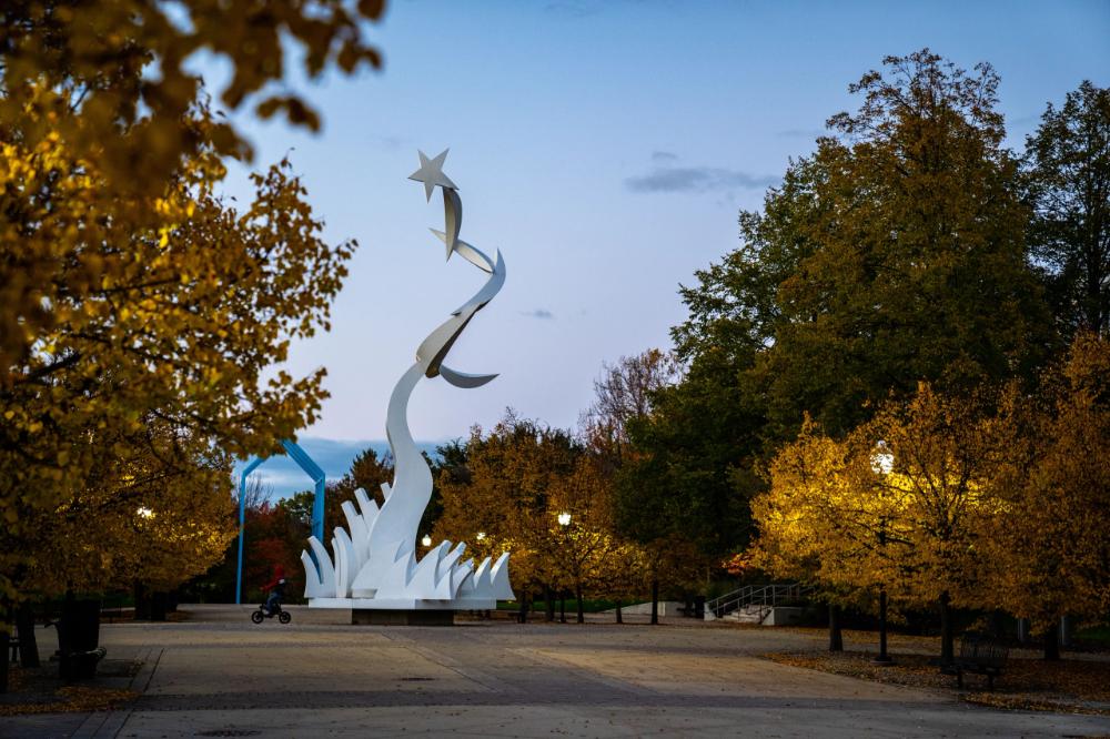 阿伦代尔校园转型链接前的雕塑秋季照片