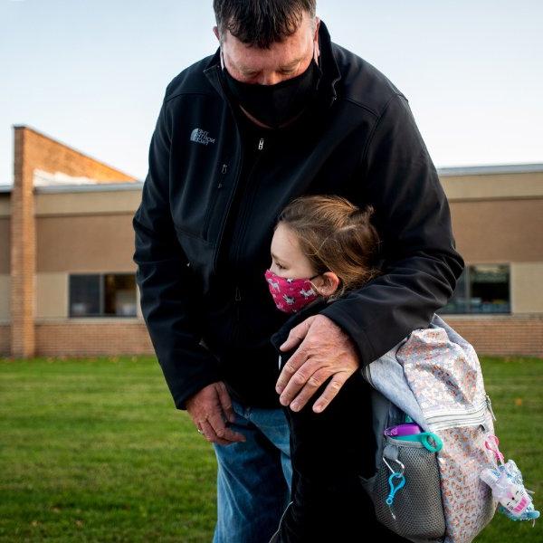 Avoca always抱着她的爸爸Rob always，他陪她去Scottville小学.