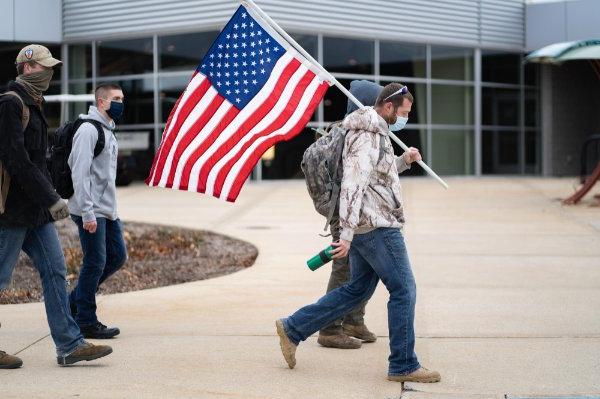 一位老兵与美国同行.S. 2020年退伍军人节徒步旅行的旗帜.
