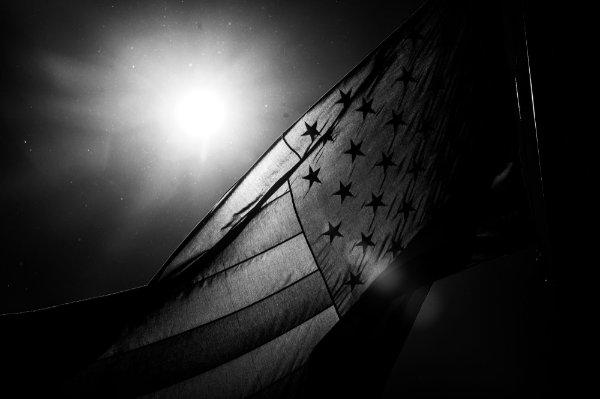 美国的黑白图像.S. 旗帜在风中飘扬. 