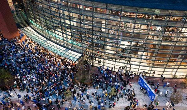 周五晚的仪式结束后，范安德尔体育馆外的人群. 人群中有很大一部分人穿着蓝色衣服.