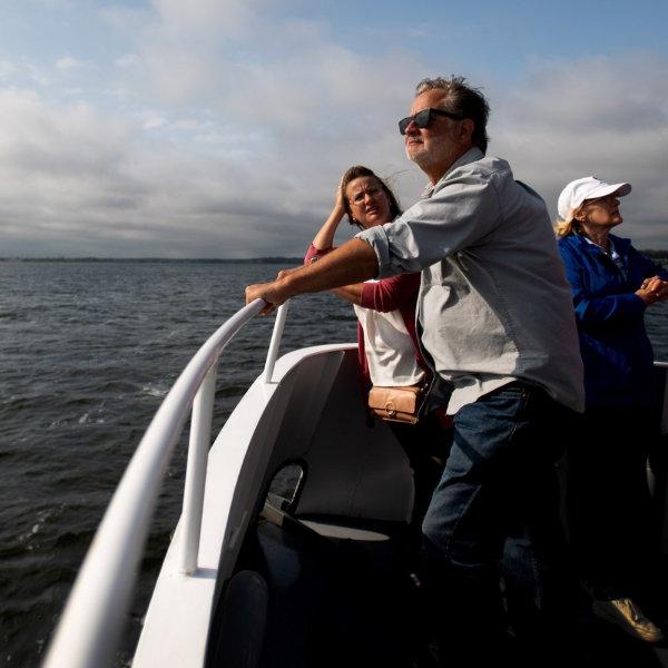 U.S. 参议员加里·彼得斯凝视着马斯基根湖