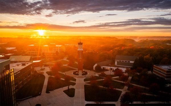 从无人机上看到，太阳从大学校园上空升起. 