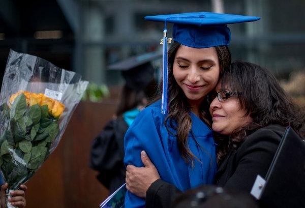  一位母亲含泪拥抱大学毕业的女儿. 