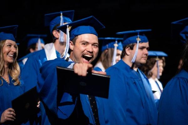   大学毕业生庆祝拿到毕业证书. 