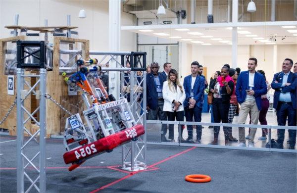 围观的人们正在观察由霍普金斯高中学生制作的机器人.
