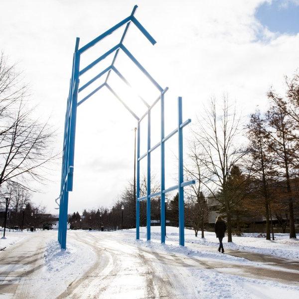 校园里的转换链接雕塑的冬季照片