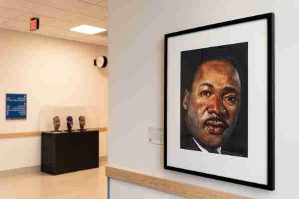 牧师的肖像. Dr. 马丁·路德·金. 挂在丹尼尔和帕梅拉·德沃斯跨专业健康中心的一条走廊上.