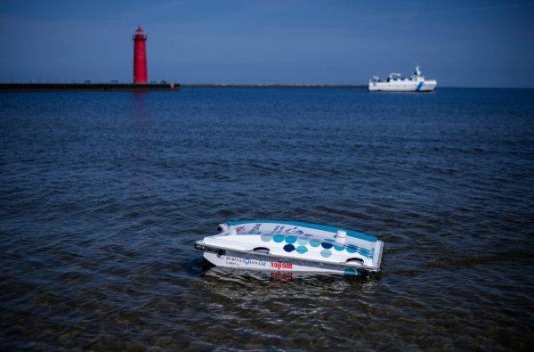 一架无人机漂浮在密歇根湖上收集塑料和垃圾.